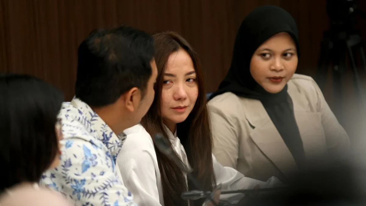 Cindra Aditi menetaskan air mata saat melakukan sesi jumpa pers setelah putusan sidang DKPP. (Foto: MNC Portal