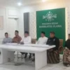 Ketua Umum PBNU Yahya Cholil Staquf alias Gus Yahya (ketiga dari kiri) memberi keterangan pers di Gedung PBNU,