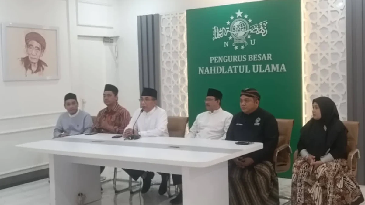 Ketua Umum PBNU Yahya Cholil Staquf alias Gus Yahya (ketiga dari kiri) memberi keterangan pers di Gedung PBNU,