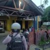 Suasana saat kepolisian mendatangi lokasi bunuh diri Brigadir Dua RRN di rumah dinas Wakil Kepala Polres Soron