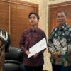 Gibran Rakabuming Raka didampingi oleh Teguh Prakosa sampai di Kantor DPRD Kota Surakarta, Jawa Tengah, Selasa