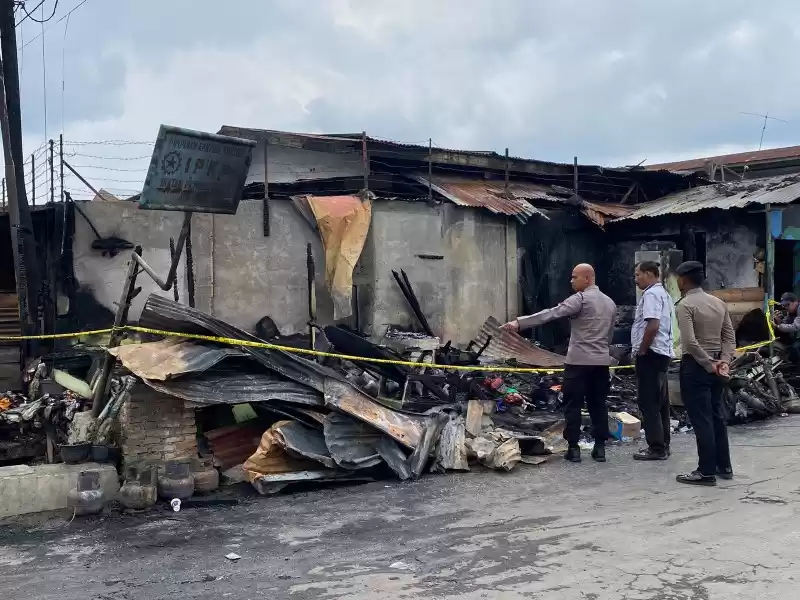 Jajaran Polres Tanah Karo lakukan penyelidikan atas musibah kebakaran hebat yang menewaskan suami,Istri anak d