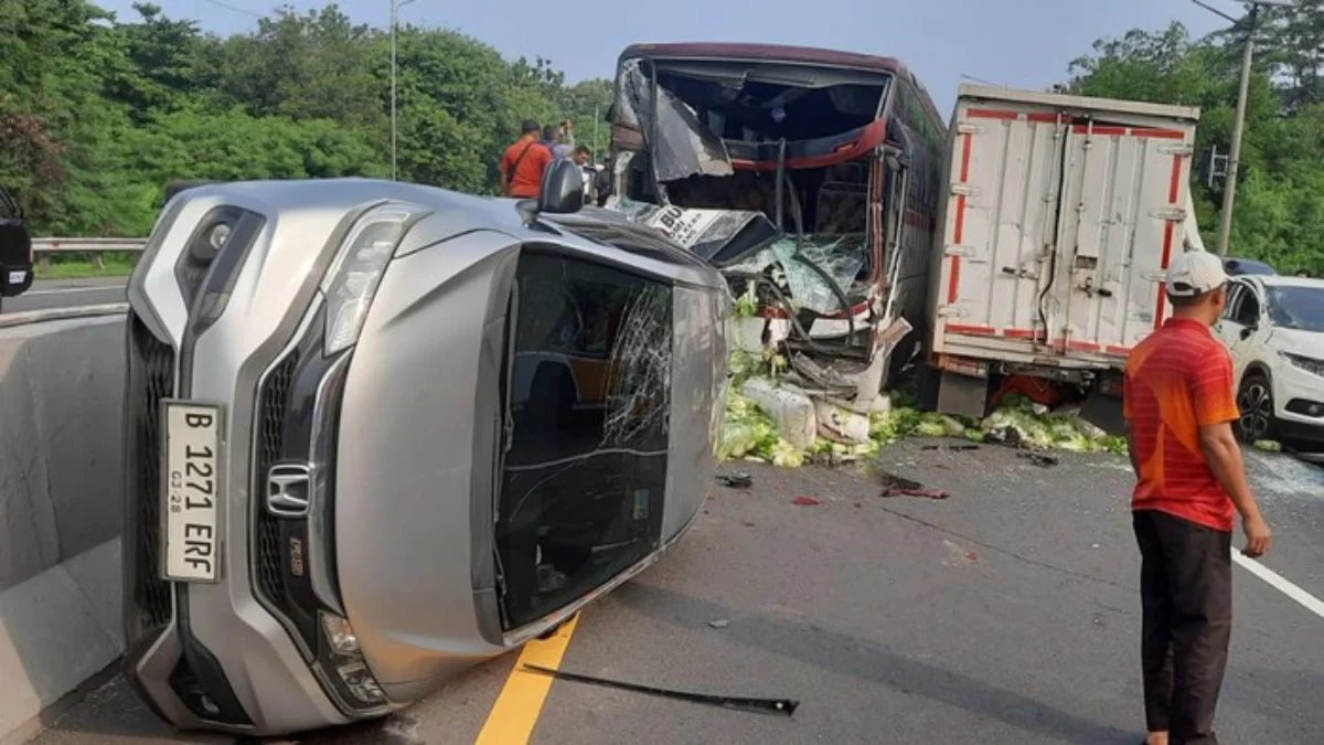 Kecelakaan beruntun di Tol Cipularang. (Foto: dok. Istimewa)