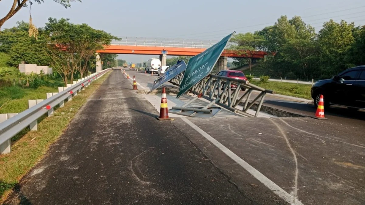 Kondisi terkini usai kecelakaan bus rombongan Rektor Unpam. FOTO/Dokumentasi saksi Haris Sulistiono.