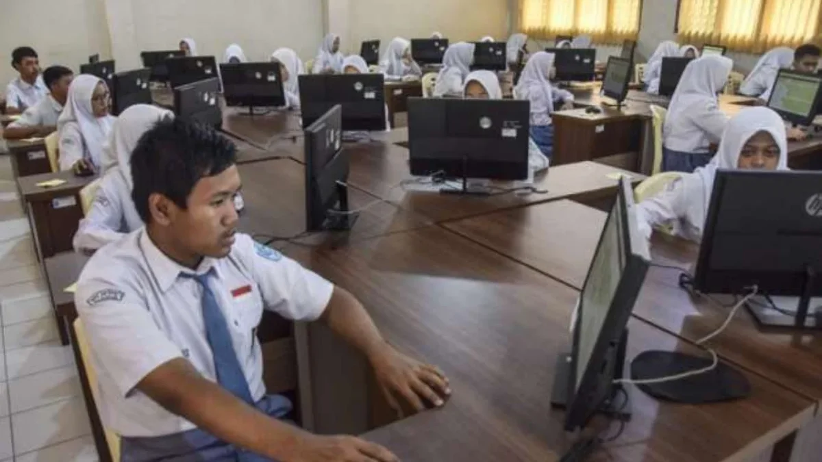 Siswa Sekolah Menengah Atas (SMA) tengah belajar menggunakan komputer (Foto: Antara/Adeng Bustami)