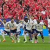 Momen selebrasi skuad Inggris usai memastikan kemenangan atas Swiss di babak adu penalti, Euro 2024 (c) AP Pho