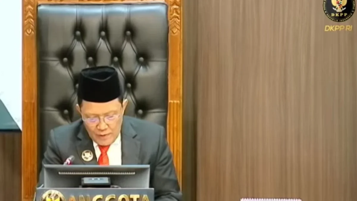 Anggota DKPP membacakan putusan sidang etik Ketua KPU Hasyim As\'yari. (Foto: Tangkapan layar)