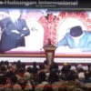 Tito saat menampilkan foto legendaris Presiden ke-2 RI Soeharto meneken perjanjian dengan IMF (YouTube Apkasi)