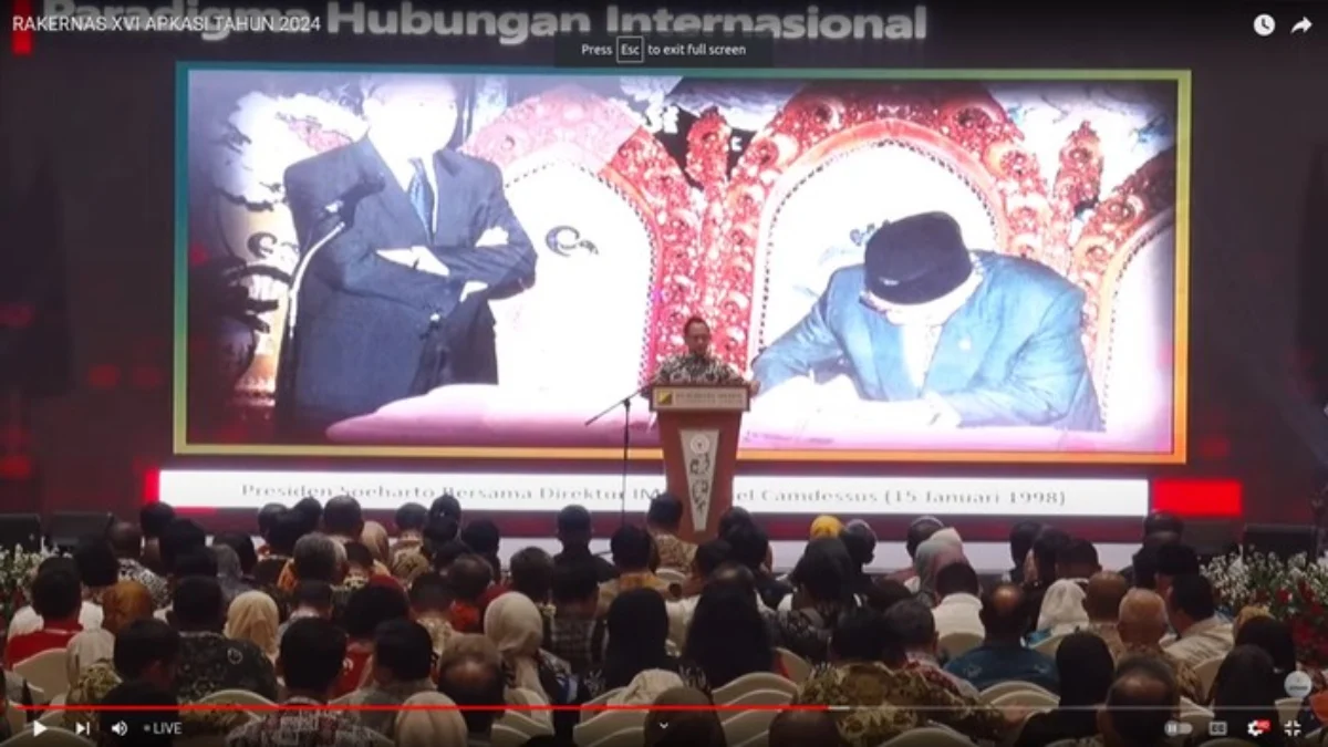 Tito saat menampilkan foto legendaris Presiden ke-2 RI Soeharto meneken perjanjian dengan IMF (YouTube Apkasi)