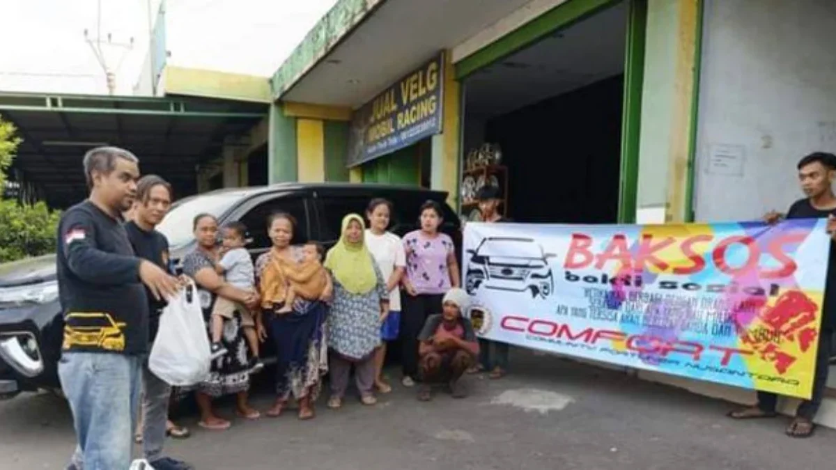 Komunitas Fortuner Nusantara (Comfort), saat menggelar bakti sosial (baksos) di Kabupaten Cirebon. Foto: Istim