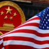 Ilustrasi: Bendera Amerika Serikat berkibar di sebelah lambang nasional China saat upacara penyambutan di Aula