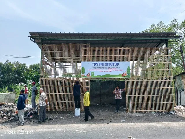 DLH Kabupaten Cirebon tutup TPS di Jln Raya Pilang, Kedawung, Kamis (22/8/2024