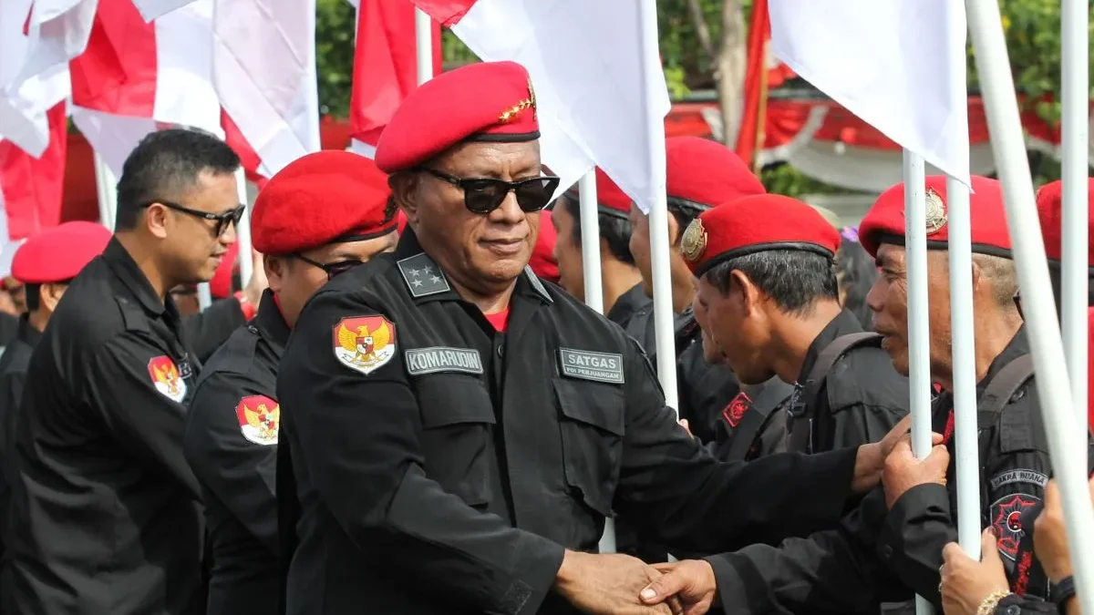 Komandan Satgas Nasional Cakra Buana PDI Perjuangan Komarudin Watubun (tengah) menjabat tangan anggota Satgas