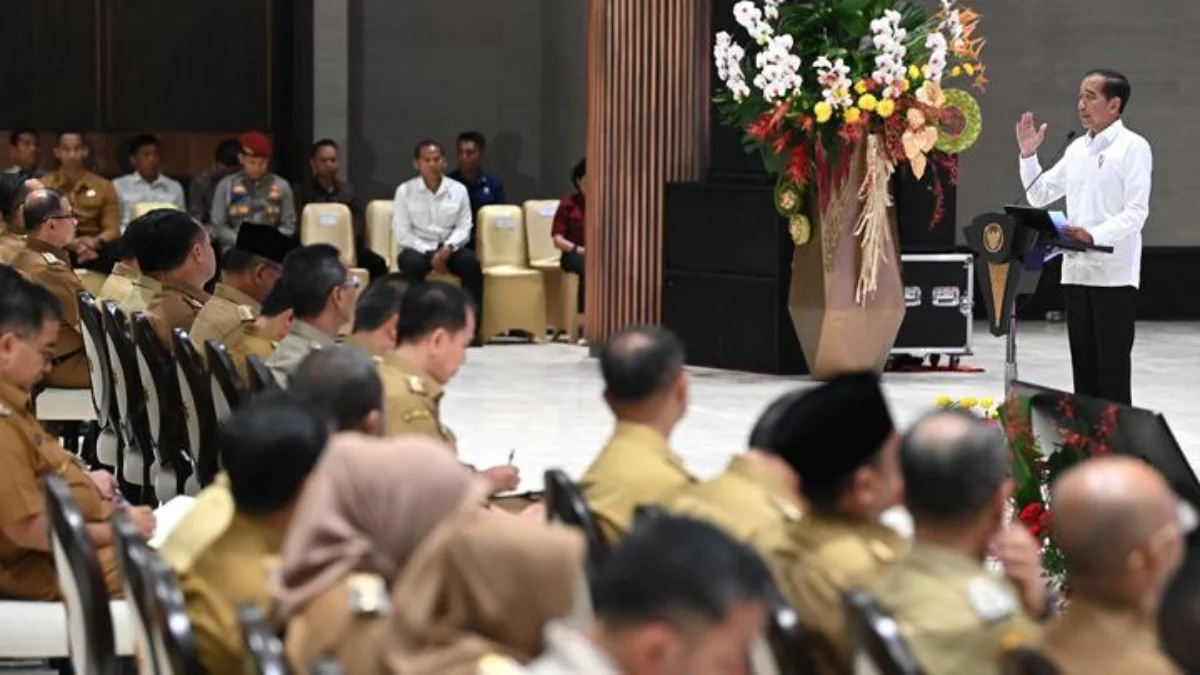 Presiden Joko Widodo menyampaikan pengarahan kepada kepala daerah seluruh Indonesia di Istana Negara, Ibu Kota