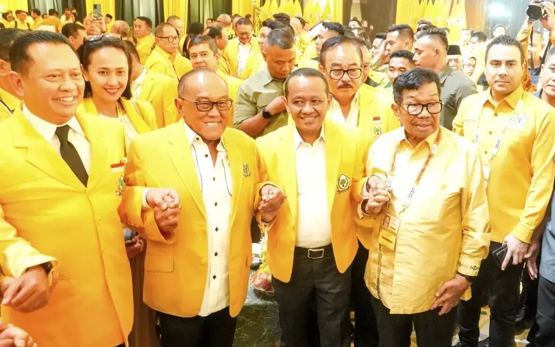 Kiri-kanan: Wakil Ketua Umum Partai Golkar Bambang Soesatyo, Ketua Dewan Pembina Partai Golkar Aburizal Bakrie