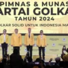 Put Ketua Umum Partai Golkar Agus Gumiwang (kedua kanan) bersama Ketua Panitia Rapimnas dan Munas Partai Golka