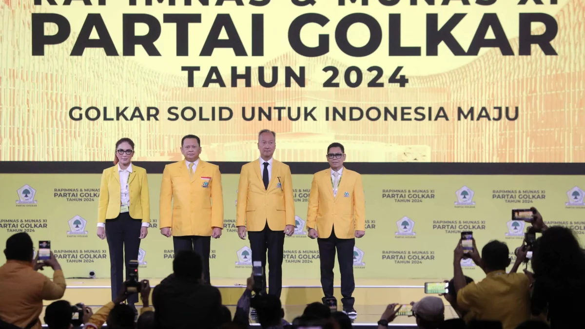 Put Ketua Umum Partai Golkar Agus Gumiwang (kedua kanan) bersama Ketua Panitia Rapimnas dan Munas Partai Golka