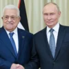 Presiden Rusia Vladimir Putin berjabat tangan dengan Presiden Palestina Mahmoud Abbas saat pertemuan di luar M