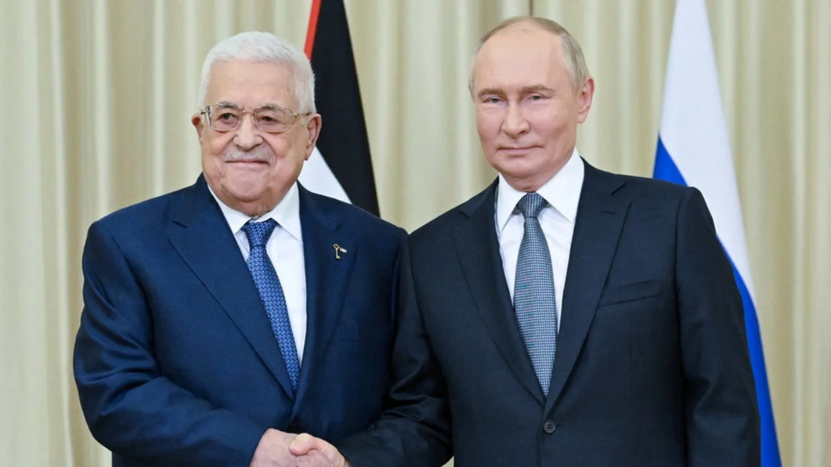 Presiden Rusia Vladimir Putin berjabat tangan dengan Presiden Palestina Mahmoud Abbas saat pertemuan di luar M