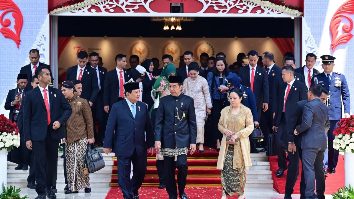 Presiden Joko Widodo (Jokowi) didampingi Menteri Pertahanan (Menhan), Prabowo Subianto dan Ketua DPR RI, Puan