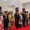 Supratman Andi Atgas (ketiga dari kiri) bersiap dilantik sebagai Menteri Hukum dan Hak Asasi Manusia di Istana