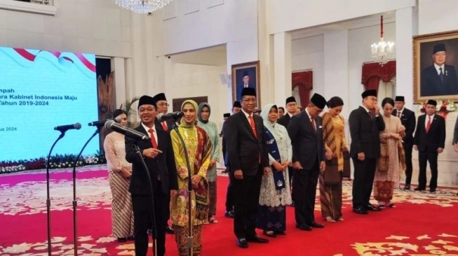 Supratman Andi Atgas (ketiga dari kiri) bersiap dilantik sebagai Menteri Hukum dan Hak Asasi Manusia di Istana