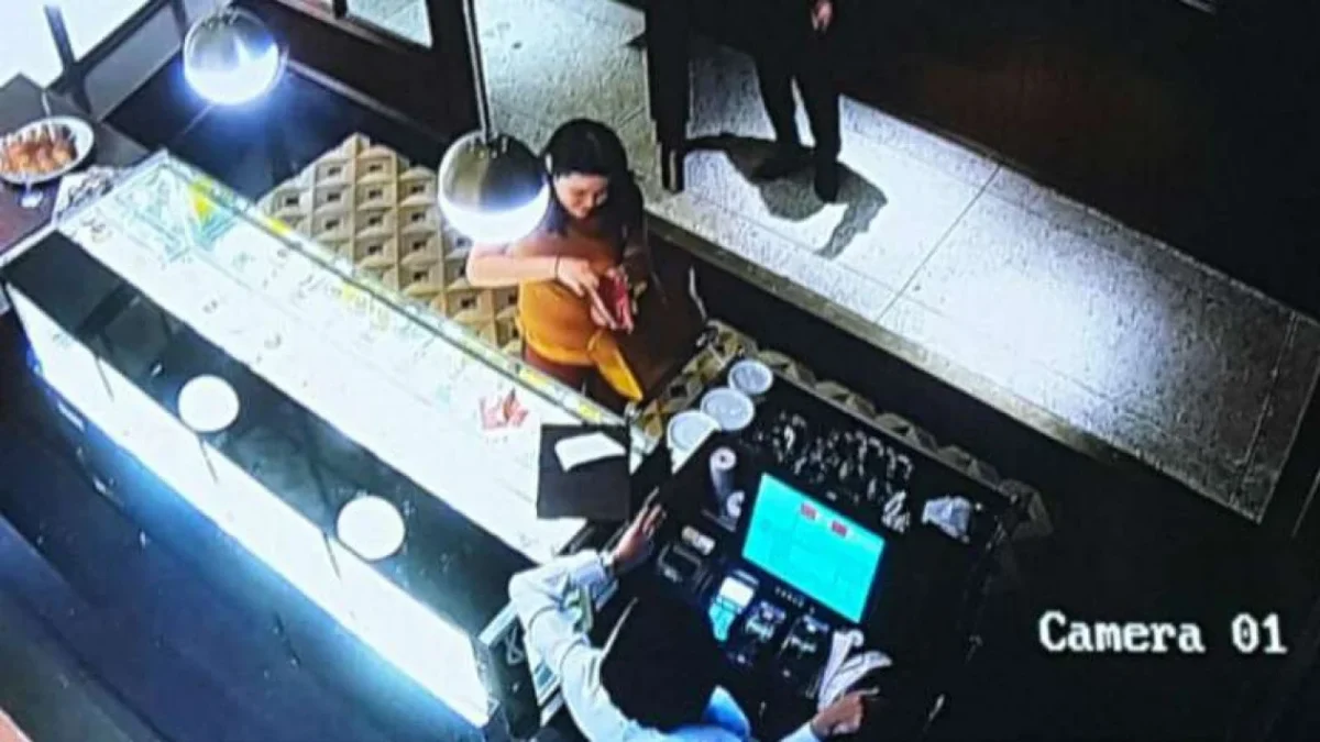 Rekaman CCTV saat Jessica Kumala Wongso saat berada di Kafe Olivier sebelum kematian Wayan Mirna Salihin Sumbe