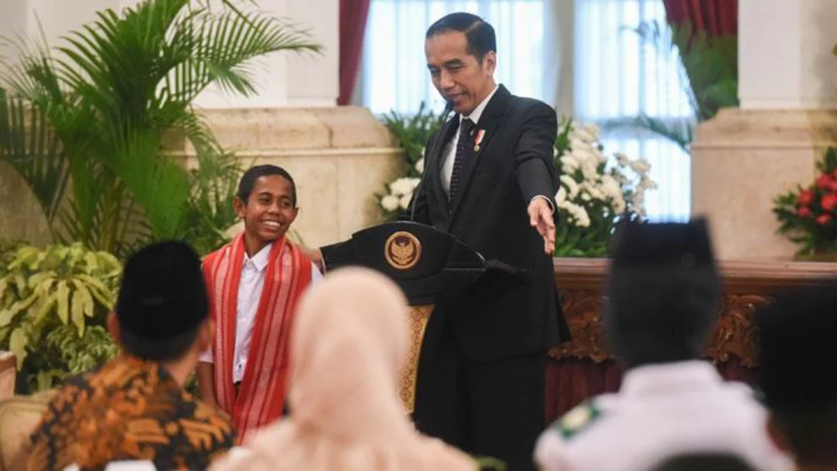 Presiden Joko Widodo alias Jokowi berbincang dengan Yohanes Ande Kala alias Joni, bocah pemanjat tiang bendera