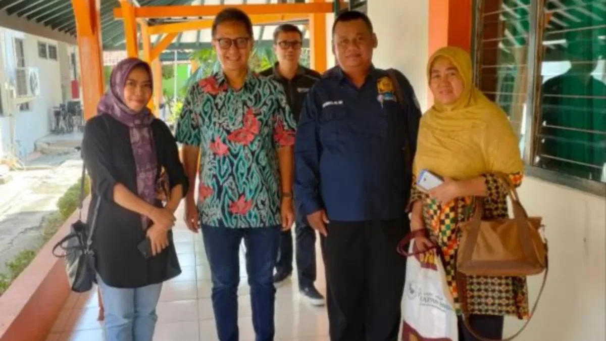 Kemenkes RI Budi Gunadi Sadikin usai menjenguk ayah almarhumah dr Aulia di RSUD Kardinah Kota Tegal, Minggu 18