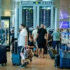 Penumpang di Bandara Internasional Ben Gurion, dekat Tel Aviv, 1 Agustus 2024. (Avshalom Sassoni/Flash90)