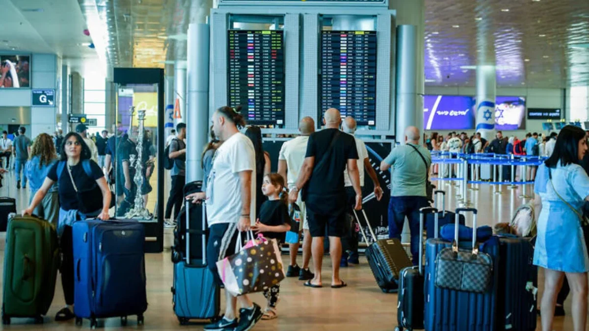 Penumpang di Bandara Internasional Ben Gurion, dekat Tel Aviv, 1 Agustus 2024. (Avshalom Sassoni/Flash90)