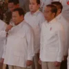 Presiden Joko Widodo (Jokowi) dan Presiden terpilih Prabowo Subianto terlihat kompak mengenakan segaram kebesa