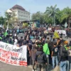 Ratusan mahasiswa gabungan dari berbagai universitas di Solo menggelar aksi demo kawal putusan Mahkamah Konsti