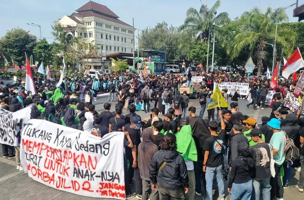 Ratusan mahasiswa gabungan dari berbagai universitas di Solo menggelar aksi demo kawal putusan Mahkamah Konsti