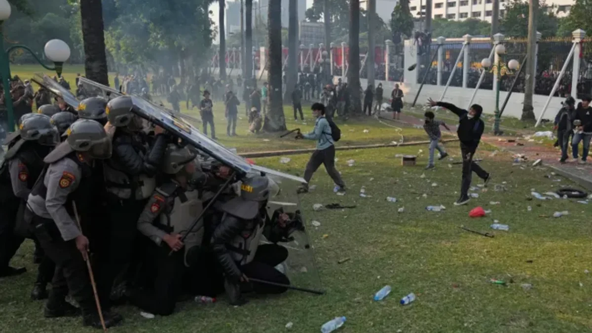 Massa aksi merobohkan pembatas di Gerbang Pancasila atau pintu belakang Gedung DPR, Senayan, Jakarta (22/8/202