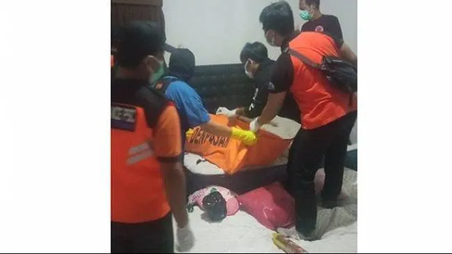 Evakuasi jenazah mantan Bupati Jembrana dan istri di Jalan Gurita IV no 6, Sesetan, Denpasar Selatan