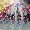 Ribuan masyarakat turut mengiringi Kirab Bendera Pusaka dan Teks Proklamasi dari Monumen Nasional (Monas) menu