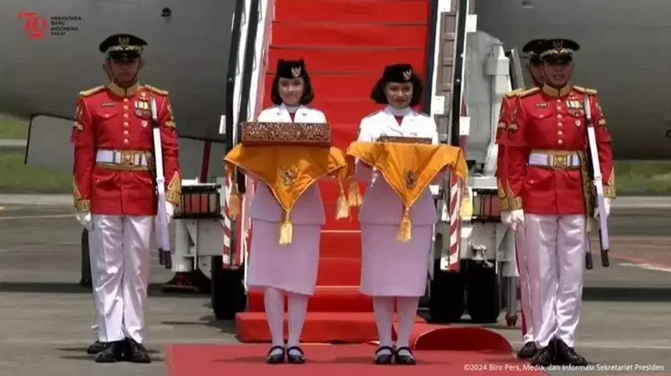 Tangkapan layar saat benderah pusaka Merah Putih dan teks proklamasi tiba di Bandara Sepinggan, Balikpapan, Ka