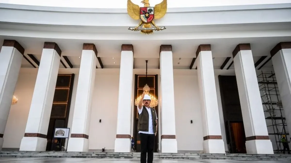 Arsip foto- Menteri Koordinator Bidang Politik, Hukum dan Keamanan Hadi Tjahjanto mengecek progres pembangunan