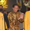 Ketua Umum Partai Golkar, Airlangga Hartarto bersama Presiden Joko Widodo dan Ketua Dewan Penasehat DPP Partai