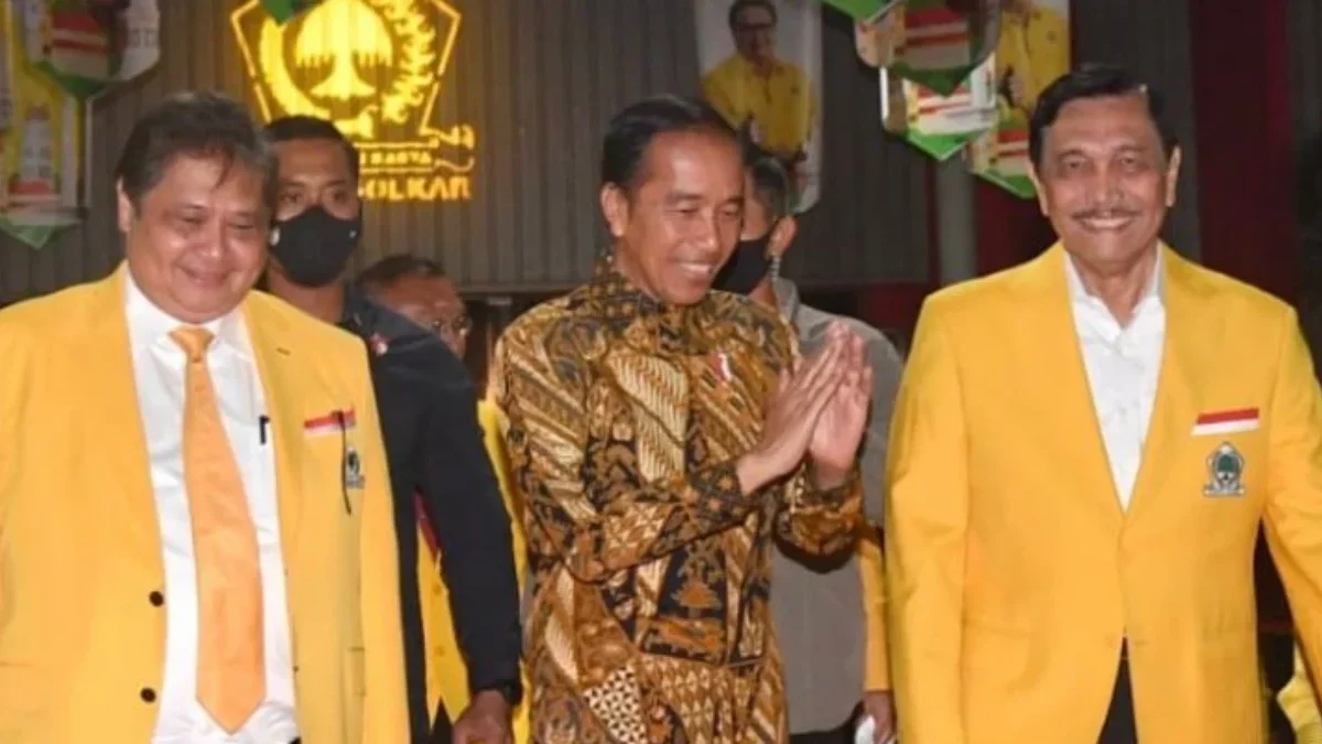 Ketua Umum Partai Golkar, Airlangga Hartarto bersama Presiden Joko Widodo dan Ketua Dewan Penasehat DPP Partai