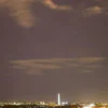 Meteor dalam hujan meteor Perseids melesat di atas langit Washington, DC, yang diambil dari Arlington, Virgini