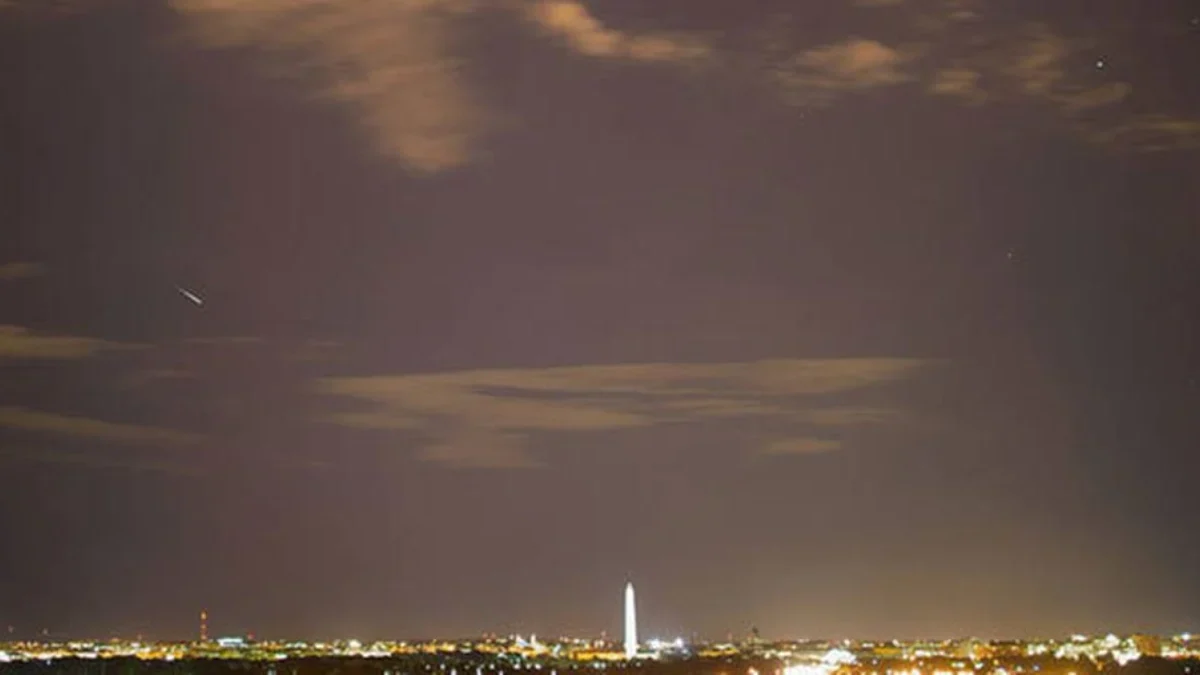 Meteor dalam hujan meteor Perseids melesat di atas langit Washington, DC, yang diambil dari Arlington, Virgini