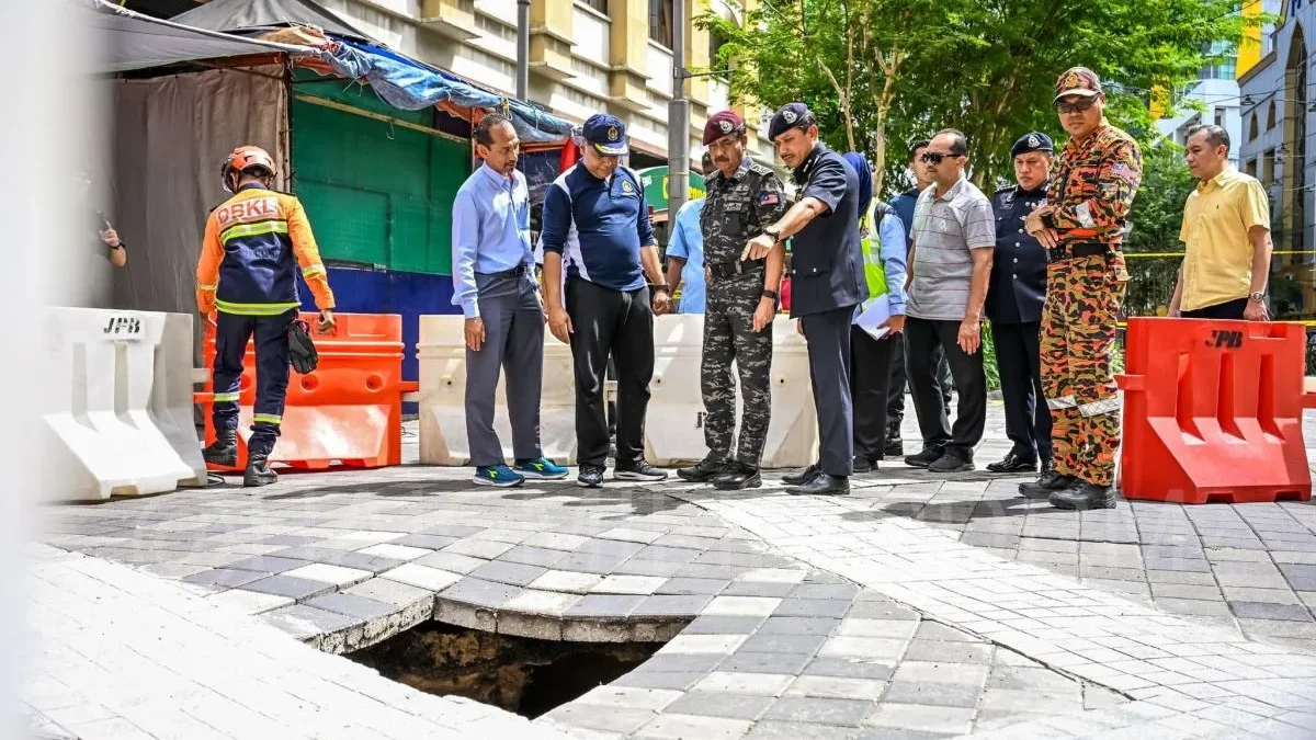 Kepala Polisi Negara Malaysia (KPN) Tan Sri Razaruddin Husain (keempat kiri) melihat tanah ambles kedua di sek