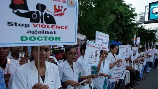 Pembunuhan pemerkosaan di Kolkata: Dokter dan mahasiswa kedokteran memegang plakat dan lilin selama protes (AP