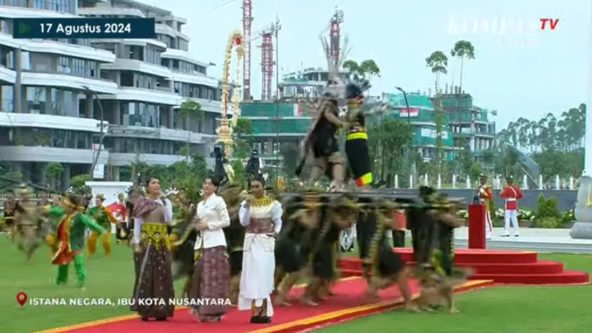 Penyanyi Mawar De Jongh (tengah), Novia Bachmid (kanan), dan Olivia Pardede membawakan lagu \"Puspa Warni\" untu