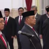 Dari kiri, Hasan Nasbi, Dadan Hindayana, dan Taruna Ikrar saat pelantikan di Istana Negara Jakarta, Senin (19