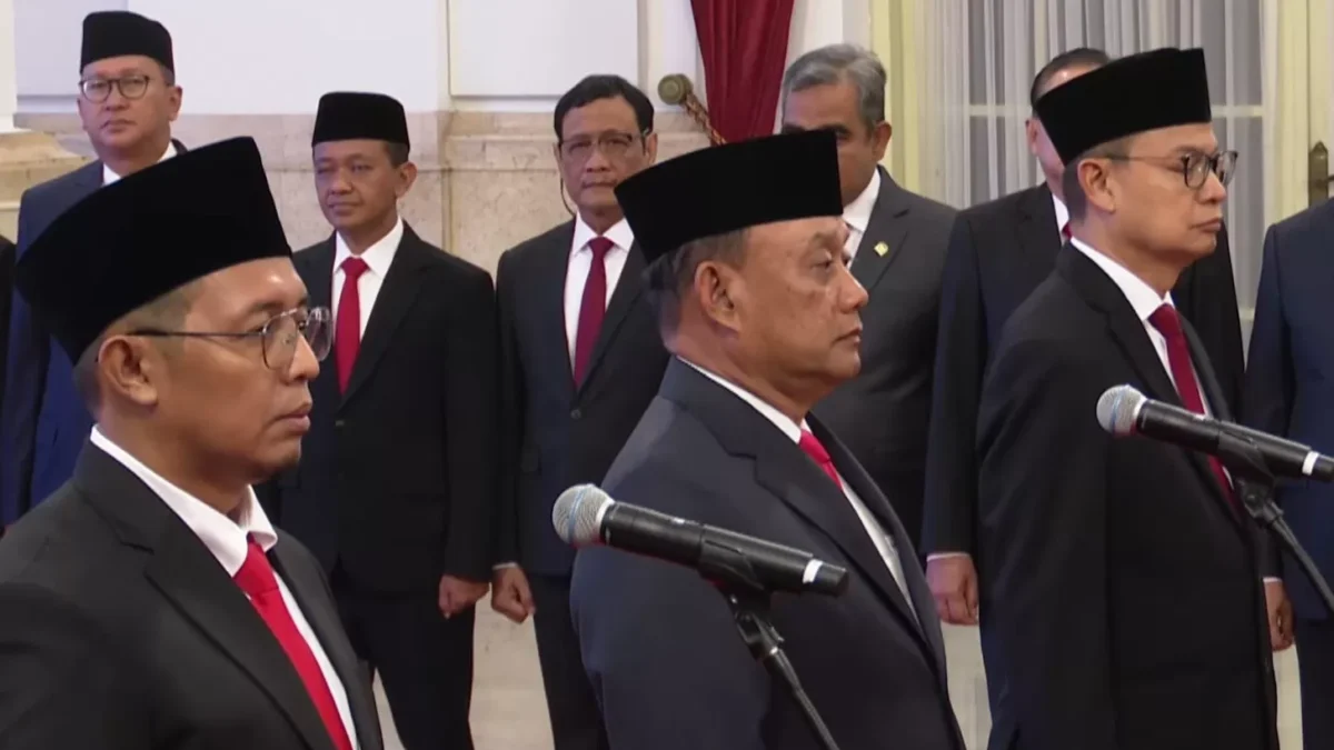 Dari kiri, Hasan Nasbi, Dadan Hindayana, dan Taruna Ikrar saat pelantikan di Istana Negara Jakarta, Senin (19