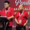 Ketua DPD PDIP Jabar Ono Surono saat menjawab pertanyaan dari awak media di kantor KPU Jabar, Jalan Garut, Kot