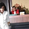 Terdakwa kasus pembunuhan Wayan Mirna Salihin, Jessica Kumala Wongso, memasuki ruangan untuk menjalani sidang